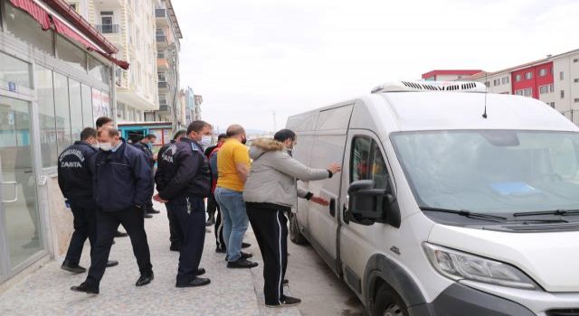 İçinden kan sızan kamyonette, köpek maması için toplanan sakatat olduğu ortaya çıktı