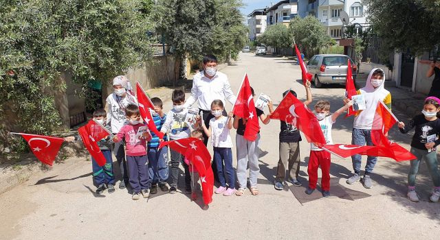 KÜRŞAT BAŞKAN ÇOCUKLARA NUTUK VE BAYRAK HEDİYE ETTİ