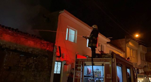 Kuşadası'nda Metruk Ev Küle Döndü