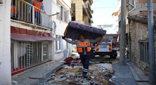 Kuşadası'ndaki çöp evden 6 kamyon atık çıkarıldı