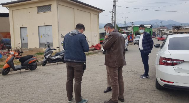 Polis kafasına dayadığı tüfeği böyle aldı