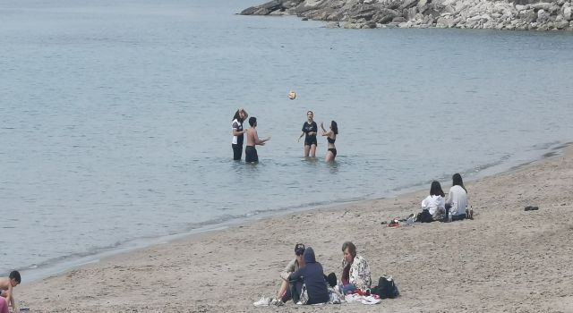 Sıcak havayı gören kendini denize attı