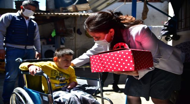 Tekerlekli sandalyenin yanı sıra kendisine pasta da hediye edilen Mızrak'ın mutluluğu yüzüne yansıdı