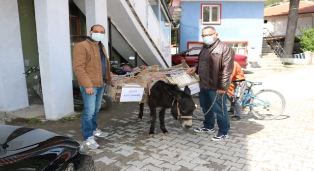 Bu Kütüphanede Kitapları Eşekler Taşıyor