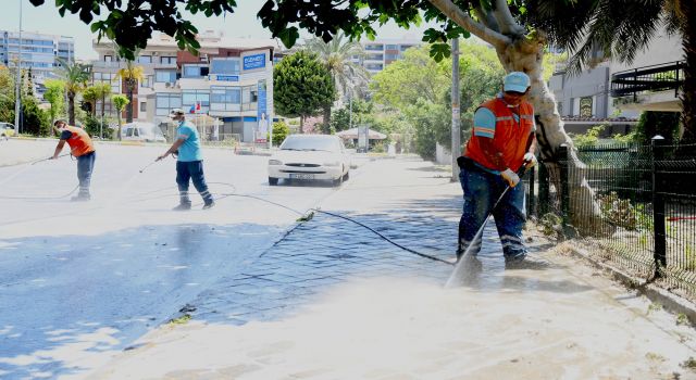 Ekipler Bayramda'da Kuşadası'nı Köşe Bucak Temizliyor