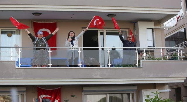 İzmir'de Balkonlarda Bayram Coşkusu 