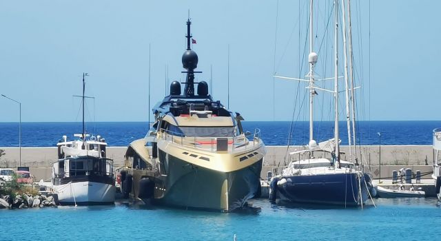 Kuşadası Marina'ya Lüks Yat Demir Attı