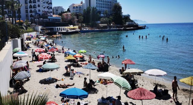 Kuşadası’nda Plajlarında İnsan Seli