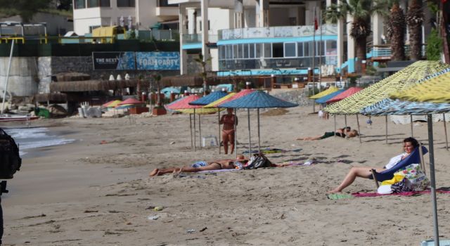 Kuşadası’nda Turistler Sahile Koştu