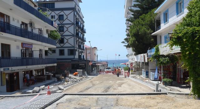 Denize Çıkan Sokaklarda Yol Yapım Çalışması