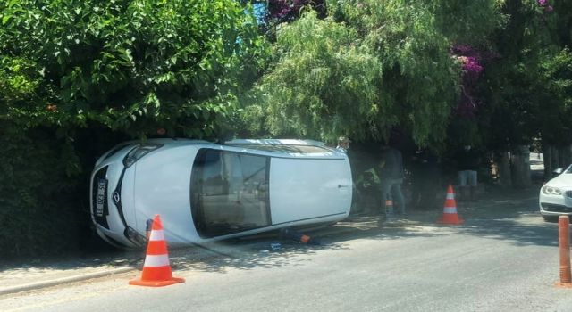 Direksiyon Hakimiyetini Kaybetti, Otomobil Yan Yattı