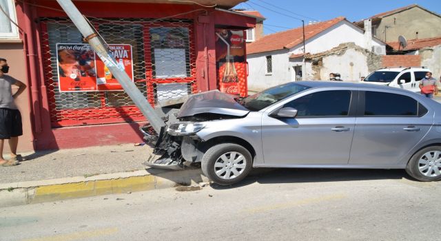 Söke'de Aydınlatma Direğine Çarpan Sürücü Yaralandı