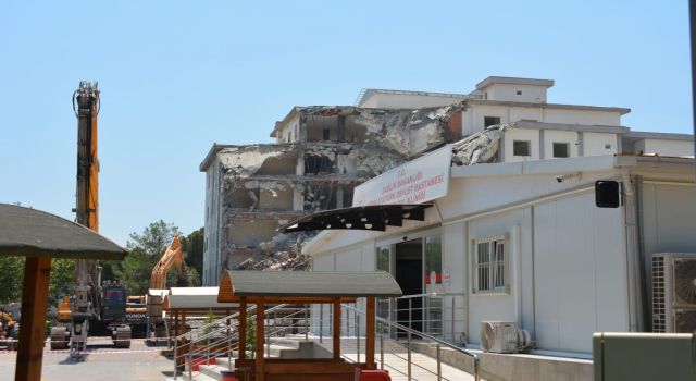 Atatürk Devlet Hastanesi'nin Depreme Dayanıksız Binasının Yıkımı Başladı