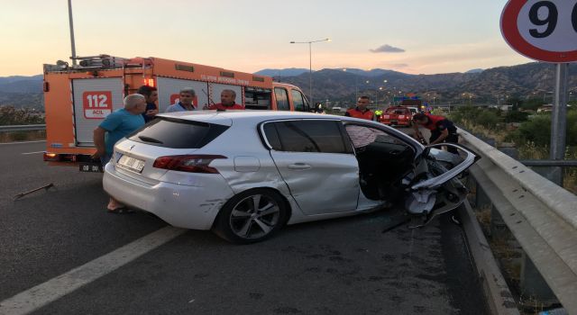 Bariyerlere Çarpan Otomobil Metrelerce Sürüklendi