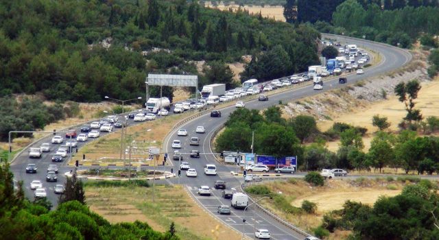 Bayram Tatiline Erken Başlayanlar Uzun Araç Kuyruğu Oluşturdu 