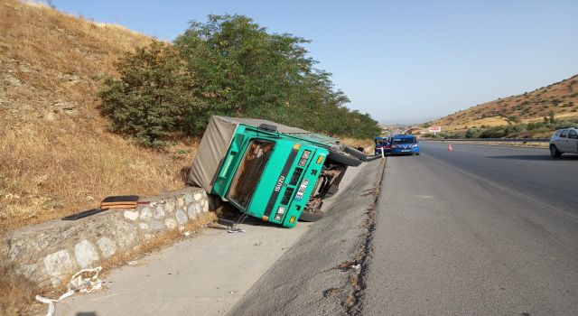 Çine'de Kamyonet Yoldan Çıkarak Devrildi