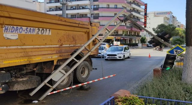 Kamyon Sürücüsü Tabelayı Devirdi