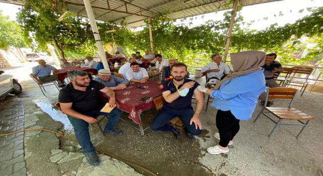 Mahalle Sakinlerini İkna Edebilmek İçin İlk Aşıyı Kendi Oldu