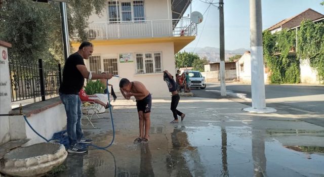 Muhtar, Bayram Öncesi Köy Meydanında Çocukları Yıkadı