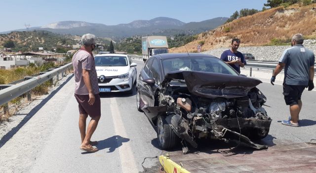 Söke'deki Virajı  Alamayan Sürücü Bariyerlere Çarptı