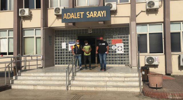 Gazetecilere Ayakkabısını Fırlattı