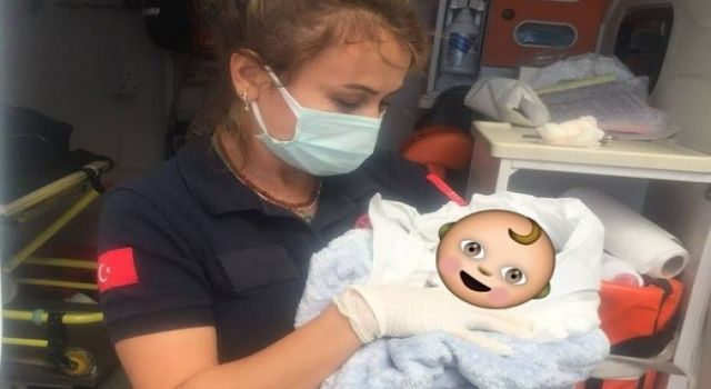 Minik Bebek Ambulansta  Dünyaya Gözlerini Açtı