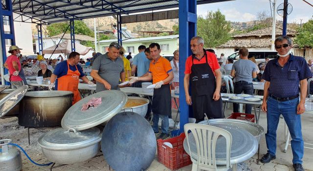 İmece Usulü Topladıkları Parayla, Hayır Yemeği Yapıp Yağmur Duasına Çıktılar