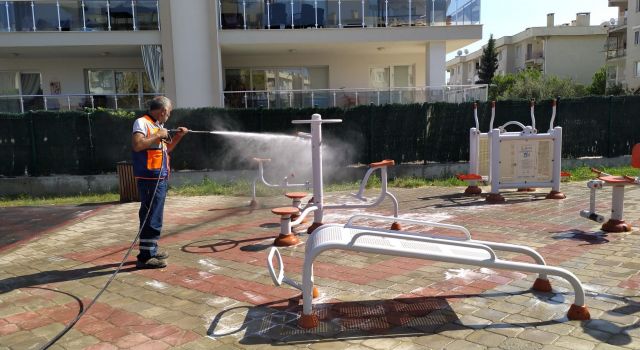 Kuşadası Belediyesi Çocuk Parklarını Köşe Bucak Temizledi