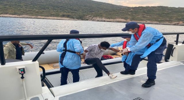 Kuşadası'nda 19 Düzensiz Göçmen Kurtarıldı