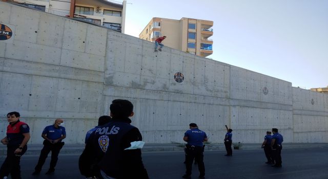 Kuşadası'nda Bir Kişi İstinat Duvarından Aşağıya Atladı