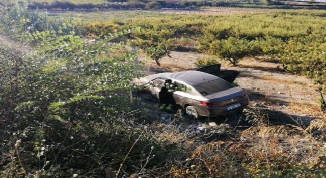 Kuşadası'nda Kontrolden Çıkan Otomobil Tarlaya Uçtu