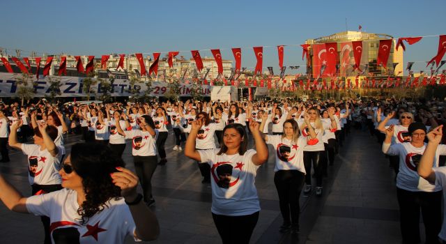 Aydın’da 98 kadın, Cumhuriyeti zeybek oynayarak kutladı