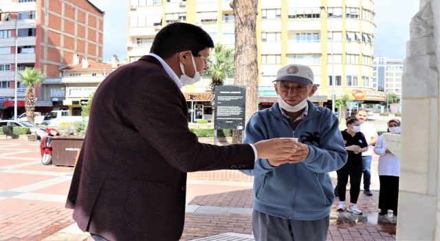 Belediye Meydanında Kandil Şerbeti Dağıtıldı