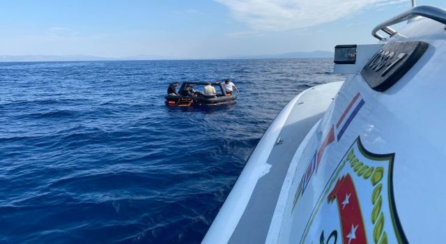 Kuşadası açıklarında ölüme terk edilen 60 düzensiz göçmen kurtarıldı