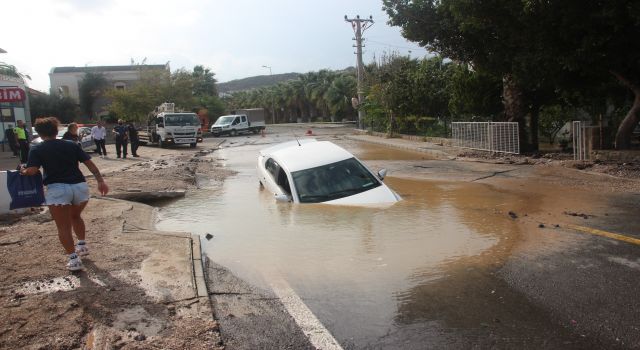 Yol Çöktü,Otomobil Çukura Düştü