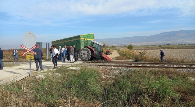 Hemzemin geçitten geçen traktöre tren çarptı