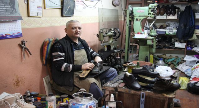 Kışın yaklaşması, ayakkabı tamircilerine talebi artırdı