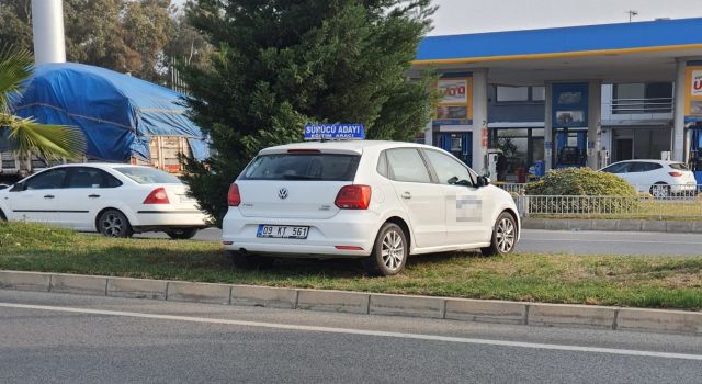 Panik yapan sürücü adayı refüje çıktı