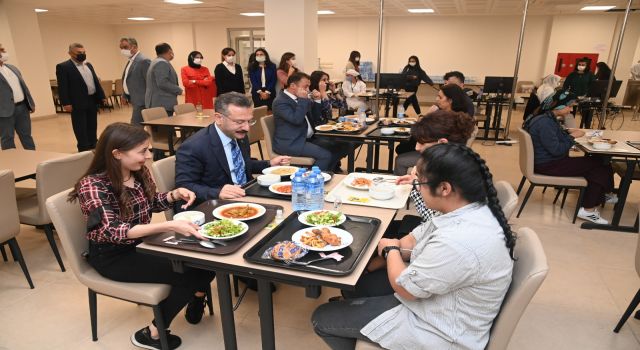 Vali Aksoy ADÜ'lü öğrenciler ile yemek yedi