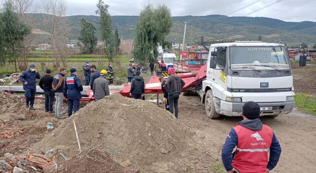 Aydınlatma direği değişirken üzerine vinç düştü