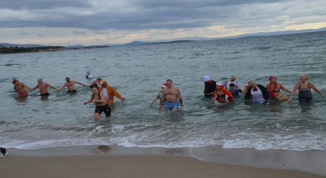 Didim’de geleneksel sokak hayvanları etkinliği için denize girildi