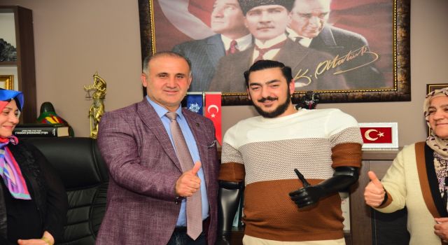 İncirliovalı Samet hem protez kollarına, hem de işe kavuştu