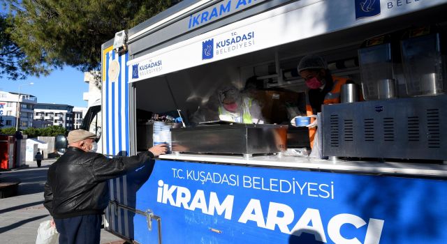 Kuşadası Belediyesi'nden vatandaşlara çorba ikramı