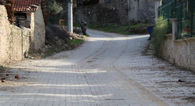 Nazilli Belediyesi Esenköy’de yolları yeniliyor