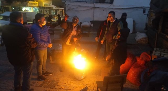 Pazarcılar teneke içinde ateş yakarak soğuktan korunuyor