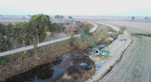 Söke’de yatak temizleme çalışmaları hız kesmeden devam ediyor