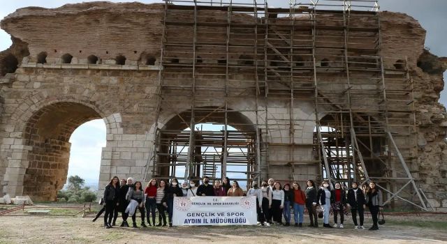 Üniversite öğrencileri Tralleis’te çevre temizliği gerçekleştirdi