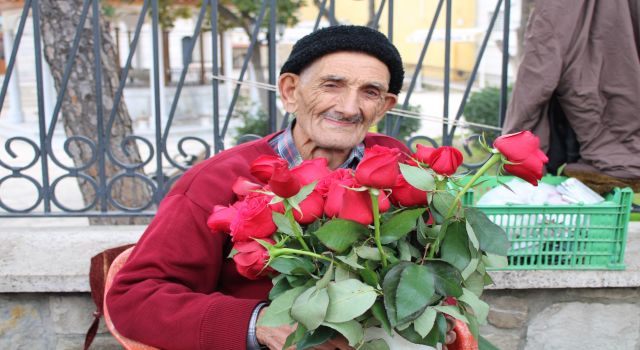 20 yıldır çiçekleriyle sevenlerin yüzünü güldürüyor