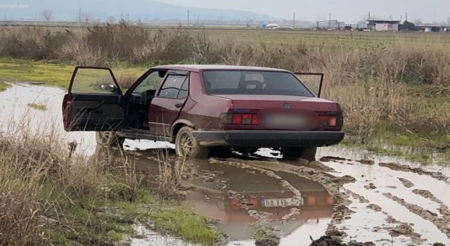 Çaldıkları otomobille çamura saplanınca polisten kaçamadılar