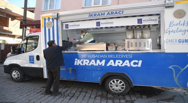 Kuşadası Belediyesi'nin sıcak çorba ikramı Kirazlı sakinlerinin içini ısıttı